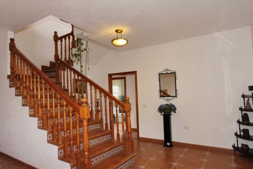 TFS-112 Ferienhaus in Arona Wohnraum unten und Treppe nach oben