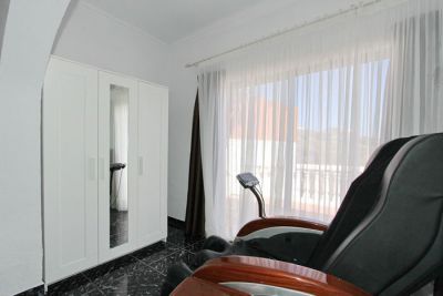 TFS-105 Villa Teneriffa Schlafzimmer mit Massagestuhl