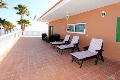 TFS-105 Villa Teneriffa für 10 Personen Terrasse mit Sonnenliege