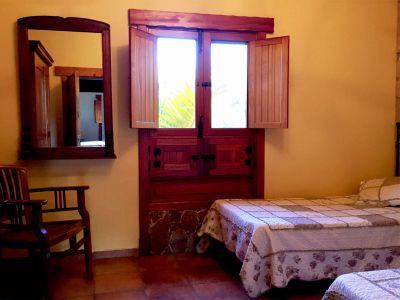 G-137 Finca Gran Canaria Schlafzimmer mit 2 Einelbetten und Fenster