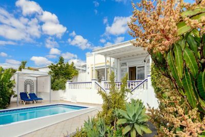 L-077 Villa in Puerto Calero Gesamtansicht Pool und Haus