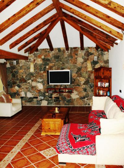 Ferienhaus in La Pared Wohnraum mit gemütlicher Couch F-150