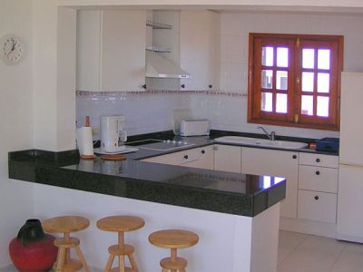Lanzarote Ferienhaus Einbauküche mit Tresen L-167