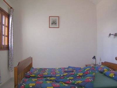 Lanzarote Ferienhaus Schlafzimmer mit Doppelbett und Fenster L-167