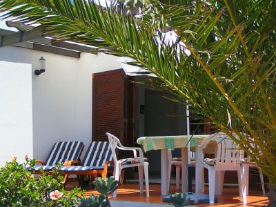 Lanzarote Ferienhaus am Meer Terrasse mit Sonnenliegen L-167