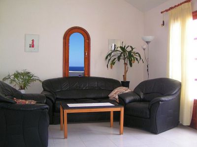 Lanzarote Ferienhaus am Meer Wohnraum mit Ledercouch L-167
