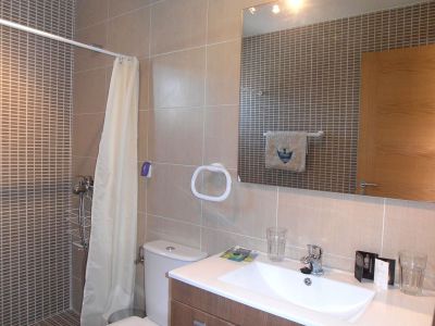 L-168 Kleines Ferienhaus Bad mit Dusche