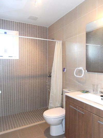 L-168 Kleines Ferienhaus Duschbad und Waschbecken
