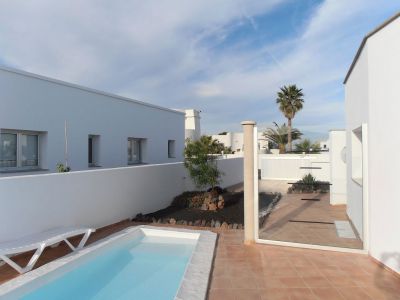L-168 Kleines Ferienhaus Charco del Palo Pool von der Seite