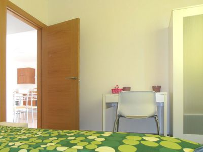 L-168 Kleines Ferienhaus Schlafzimmer mit Doppelbett Bild 3