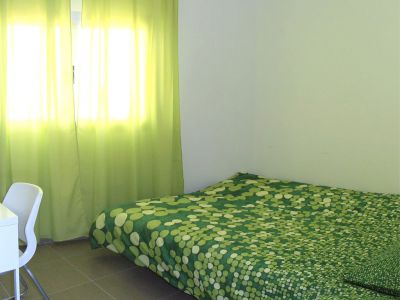 L-168 Kleines Ferienhaus Schlafzimmer mit Doppelbett Bild 4