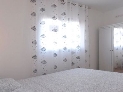 L-168 Kleines Ferienhaus Schlafzimmer mit Doppelbett und Schrank Bild 1