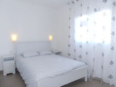 L-168 Kleines Ferienhaus Schlafzimmer mit Doppelbett Bild 2