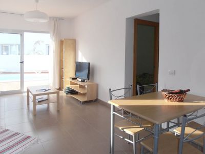 L-168 Kleines Ferienhaus Charco del Palo Wohnzimmer mit Esstisch und SAT-TV