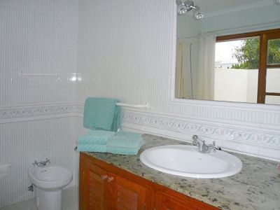 L-169 Ferienhaus Lanzarote Badezimmer mit Waschbecken
