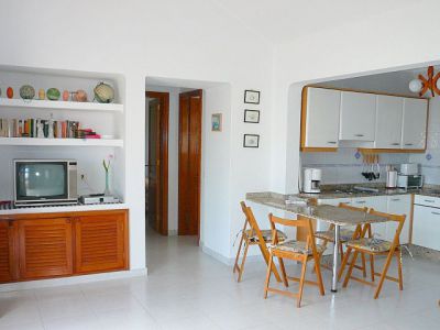 L-169 Ferienhaus Lanzarote Blick in Küche mit Esstisch