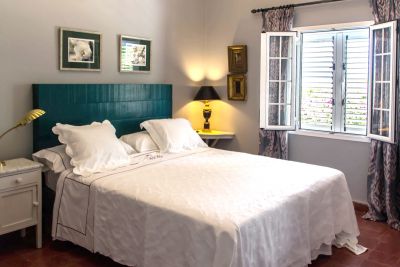 G-228 Finca Gran Canaria Schlafzimmer mit Doppelbett und Nachttisch