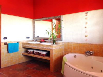 Ferienhaus Lanzarote Bad mit Waschtisch und Eckbadewanne Bild 2 / L-110