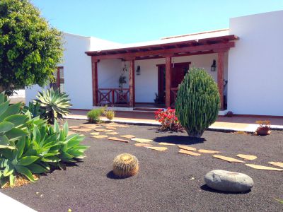 Ferienhaus Lanzarote Hausansicht mit Terrasse / L-110