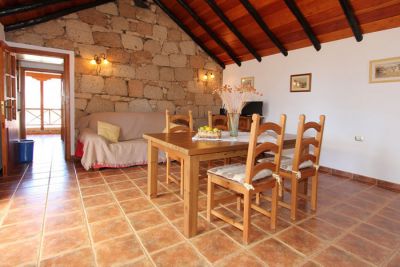 TFS-165 Kleine Finca Teneriffa - Wohnzimmer mit Couch und Tisch