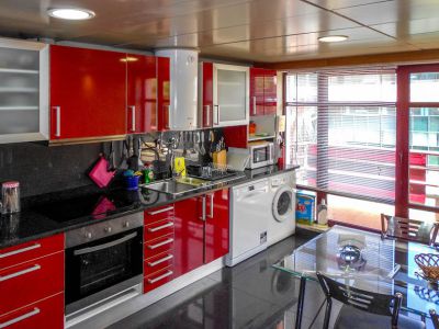 MAD-114 Ferienwohnung in Funchal rote Küche links