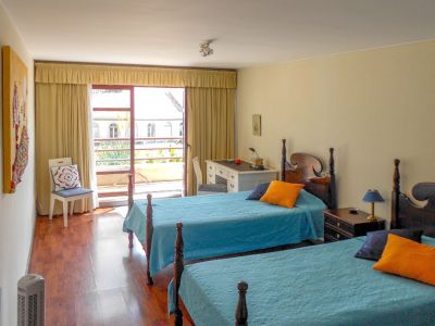 MAD-114 Ferienwohnung in Funchal Schlafzimmer mit Einzelbetten und Fenster