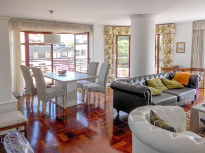 MAD-114 Ferienwohnung in Funchal Couch und Esstisch