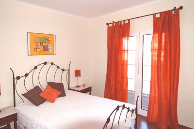 Ferienhaus Madeira 051 Schlafzimmer mit Doppelbett Bild 1