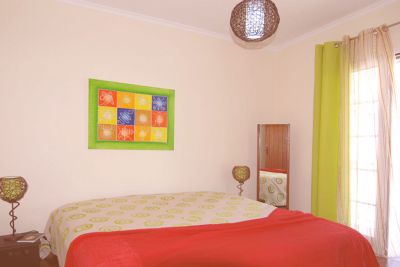 Ferienhaus Madeira 051 Schlafzimmer mit Doppelbett Bild 3