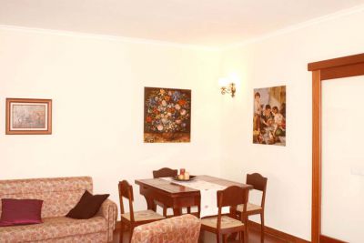 Ferienhaus Madeira 051 Wohnzimmer mit Couch und kleinem Esstisch