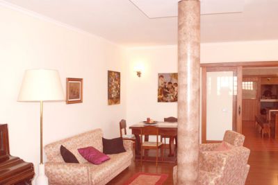 Ferienhaus Madeira 051 Wohnzimmer mit Couchecke und Klavier