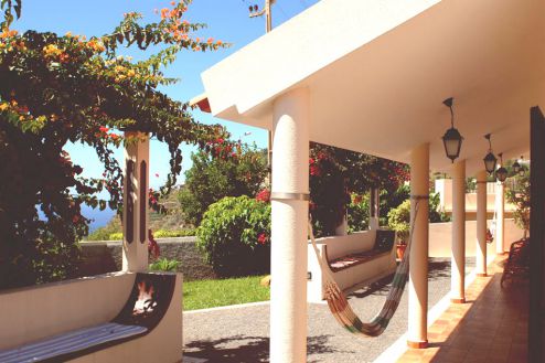 Ferienhaus Madeira 051 überdachte Terrasse mit Blick in den Garten