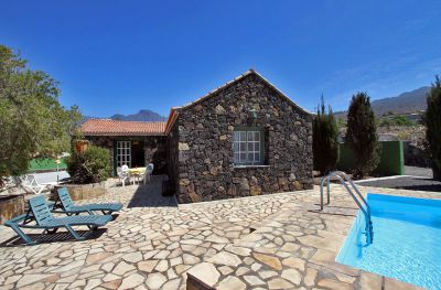 Ferienhaus La Palma Pool P-152-2 Hausansicht mit Terrasse