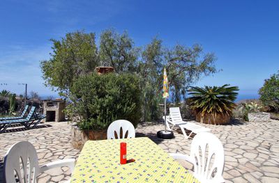 Ferienhaus La Palma Pool P-152-2 Terrasse mit Blick auf den Grillplatz