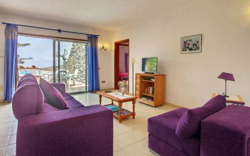 Ferienhaus La Palma Pool P-100 Wohnraum mit Couch und SAT-TV