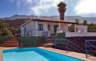 Ferienhhaus La Palma P-071 Pool und Haus von vorne