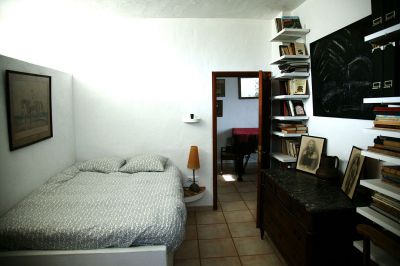 Ferienhaus Lanzarote L-200 Schlafzimmer mit Doppelbett und Bücherregal