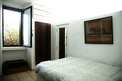 Ferienhaus Lanzarote L-200 Schlafzimmer mit Doppelbett und Fenster
