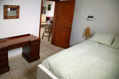 Ferienhaus Lanzarote L-200 Schlafzimmer mit Doppelbett und Schreibtisch