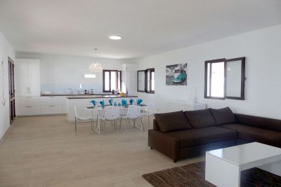 Villa Puerto Calero L-075 Wohnzimmer mit Blick zur Küche