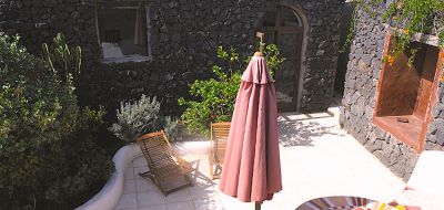 Romantisches Ferienhaus Lanzarote L-200 Terrasse von oben mit Liegen