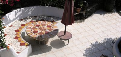 Romantisches Ferienhaus Lanzarote L-200 Mosaiktisch Terrasse