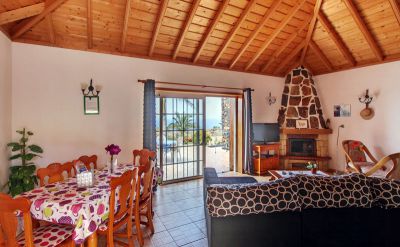 Ferienhaus La Palma Wohnraum mit Esstisch P-145