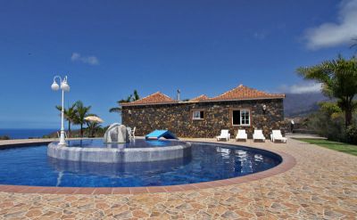 Ferienhaus La Palma Pool und Hausseite P-145