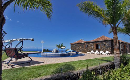 Ferienhaus La Palma Pool P-145 mit Terrasse und Sonnenliegen