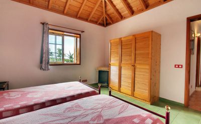 Ferienhaus La Palma Schlafzimmer mit Einzelbetten und Schrank P-145