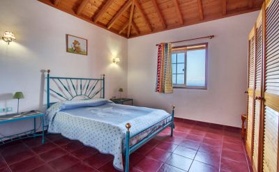 Ferienhaus La Palma Schlafzimmer mit Doppelbett P-145