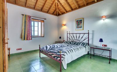 Ferienhaus La Palma Schlafzimmer mit Doppelbett und Fenster P-145