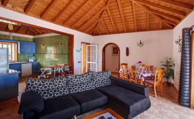 Ferienhaus La Palma Wohnraum mit Couch P-145