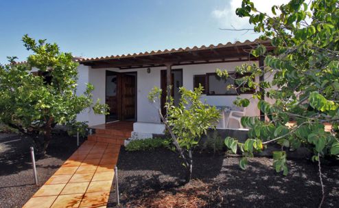Kleines Ferienhaus La Palma mit Gemeinschaftspool Hausansicht P-065